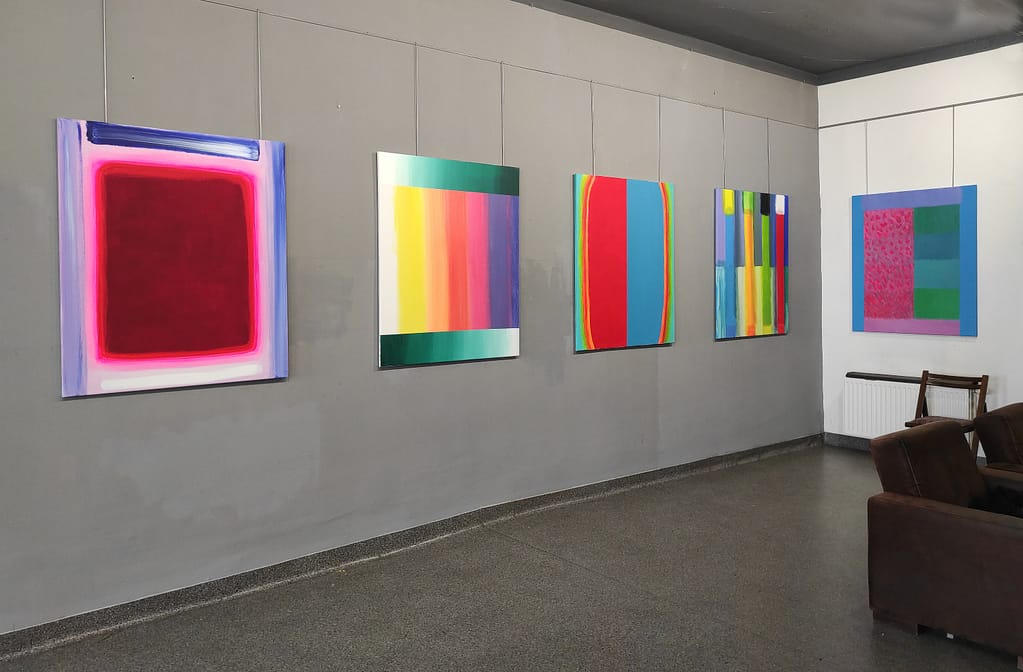 Kolorowe wystawy malarskie Ernesta Zawady