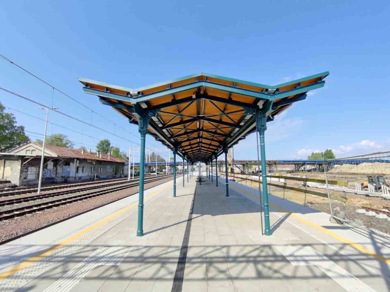 Zabytkowa wiata na stacji kolejowej odrestaurowana