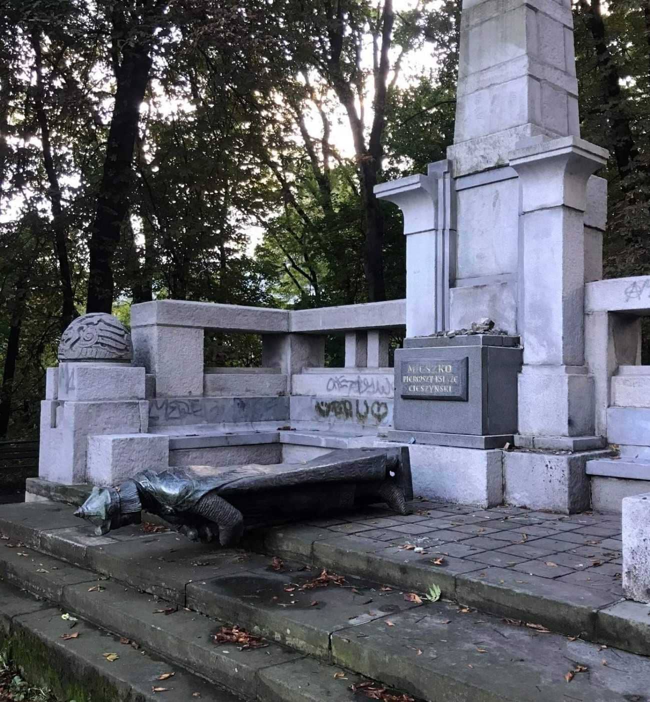 Pomnik Mieszka I w Cieszynie uszkodzony przez wandali